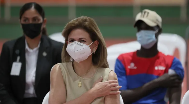 Vicepresidenta recibe la primera dosis de la vacuna contra el COVID-19
