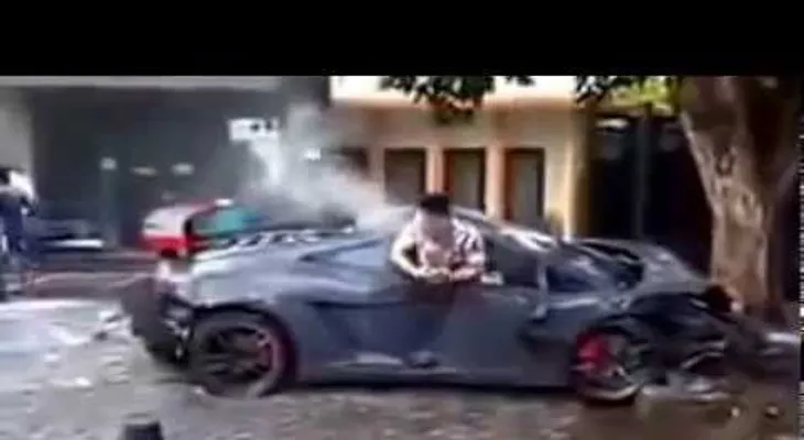 Conductor de Lamborghini causa un fatal accidente y solo se preocupa por su móvil (VIDEO)