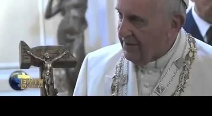 Video: No está bien eso, dice el papa Francisco cuando Evo le regala un Cristo comunista 