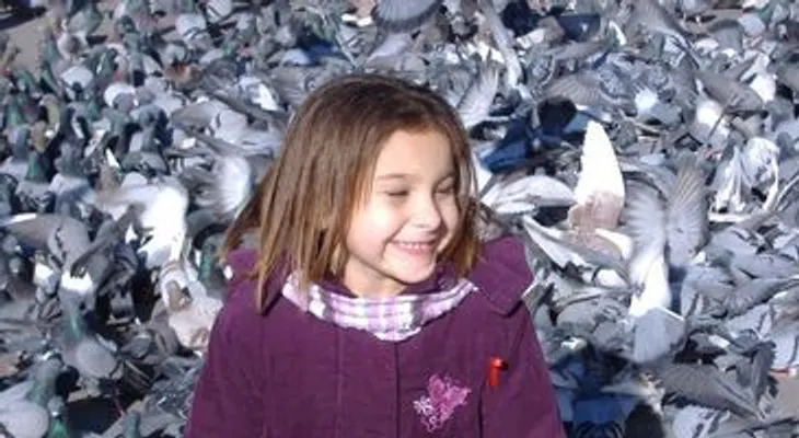 La niña con piel de reptil lucha por alargar su vida