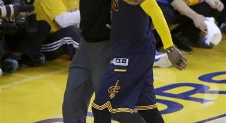  Kyrie Irving fuera el resto de la final por fractura de rótula 