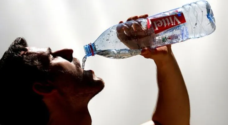 Científicos revelan consecuencias de la teoría de los 8 vasos de agua al día