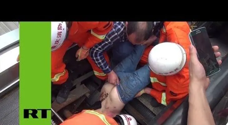 Un hombre sobrevive a un accidente en una escalera mecánica