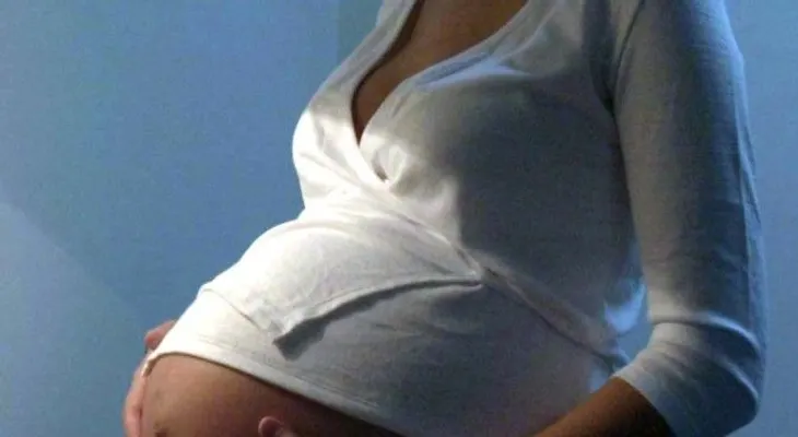 Mujer da a luz con el útero de su madre