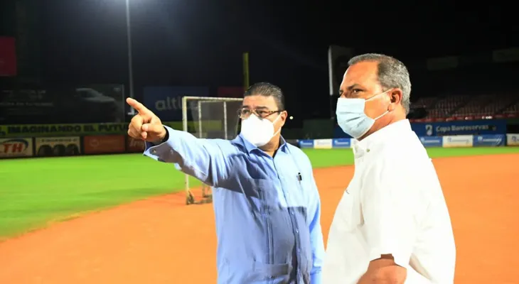 Ministro de Deportes supervisa avances del Estadio Quisqueya; acogerá la Serie del Caribe 2022