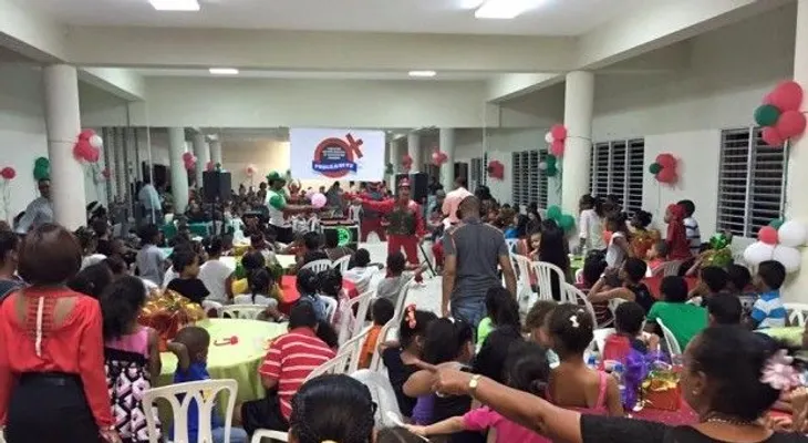 FUNFEMUPFE celebra cena de Navidad a niños de Los Mameyes