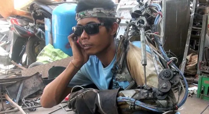Un soldador indonesio se construye un brazo robótico controlado por el cerebro (VIDEO)