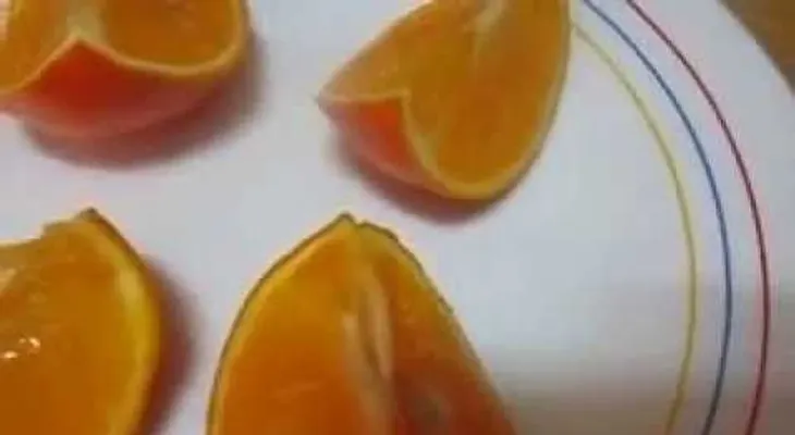 La naranja agria (amarga): Es muy útil para combatir la anorexia, ansiedad, insomnio, várices, flebitis y la debilidad capital y la diarrea. 