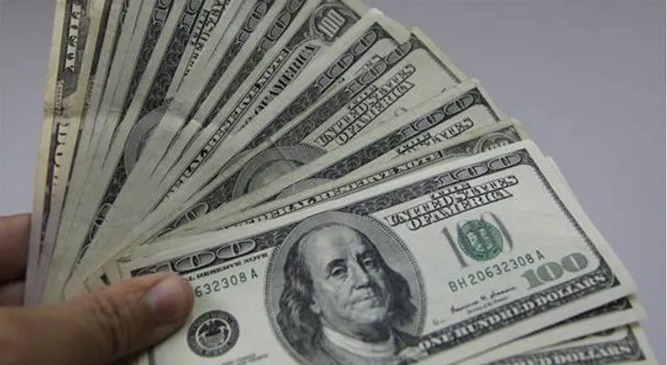 El dólar baja ante el euro y otras divisas, pero se aprecia ante el yen