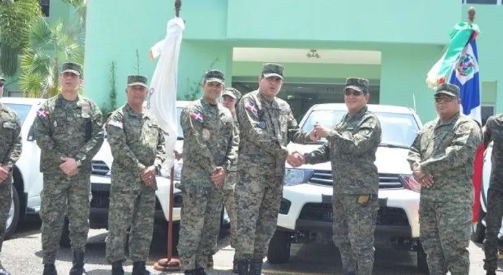 Ministro de Defensa entrega camionetas y motocicletas al Ejército