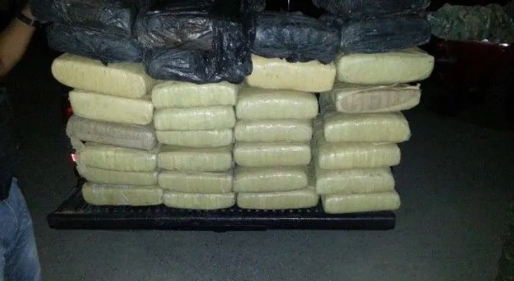 DICAN apresa a 2 hombres con 31 paquetes de marihuana en carretera Azua-Baní