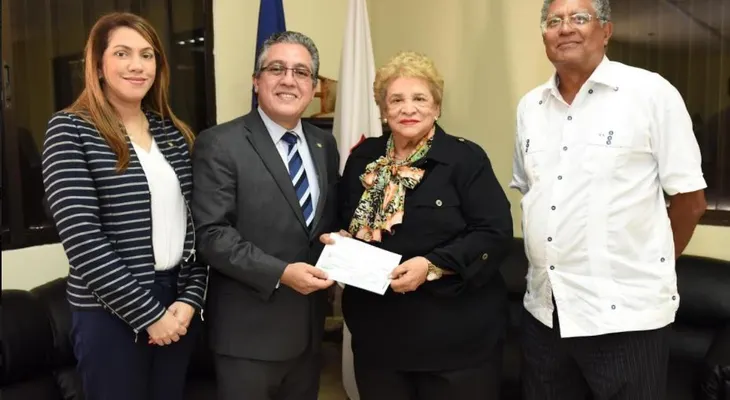 El voluntariado del Banco Central dona recursos a la Cruz Roja Dominicana