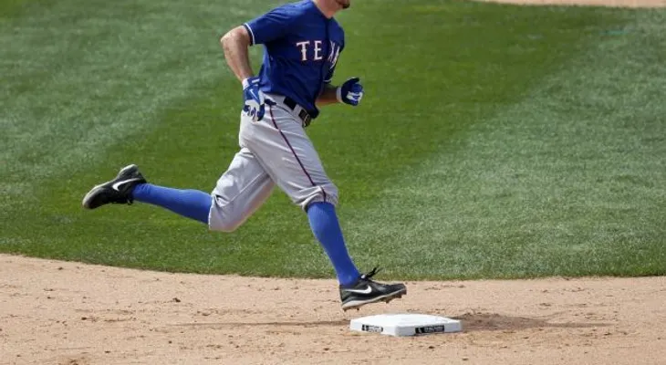 Rosales pega 2 jonrones en triunfo de Rangers 