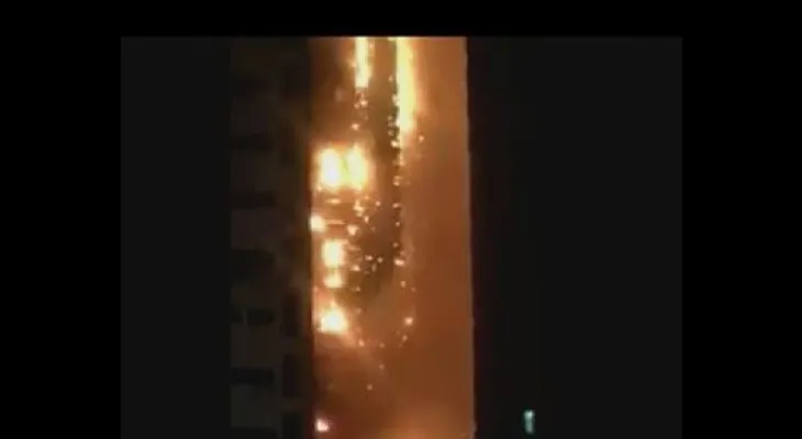 Un gran incendio devora un rascacielos en los Emiratos Árabes (VIDEO)
