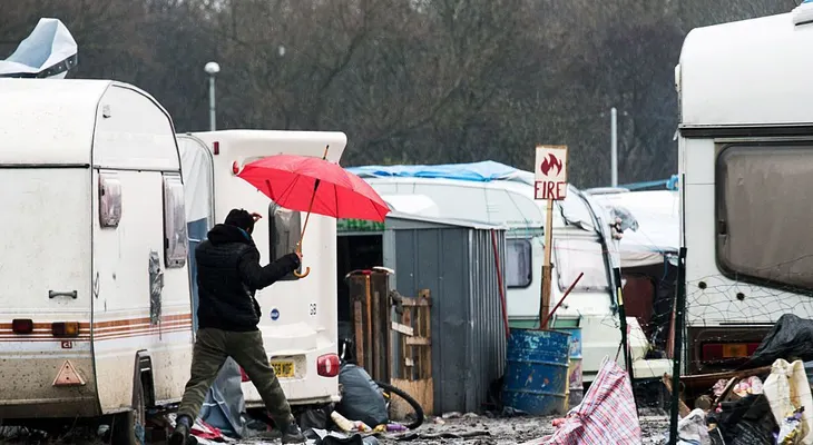 Corte francesa ordena demoler campamento de refugiados más famoso de Europa