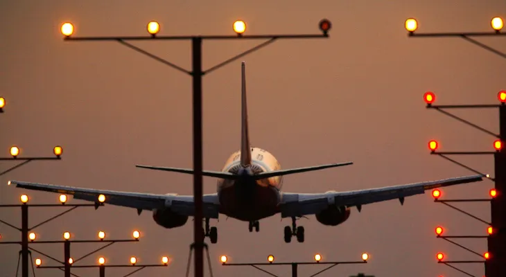 ¿Cuáles son los asientos más seguros en un avión?