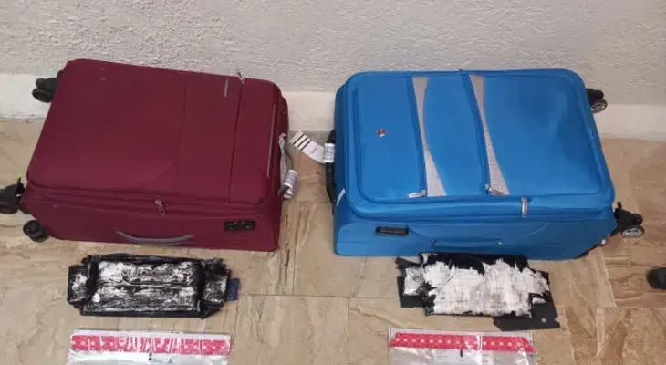 Detienen estadounidense llevaría a EE.UU. dos paquetes presumiblemente cocaína