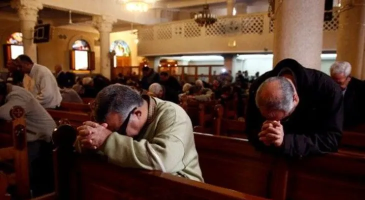 Feligreses de una iglesia cristiana oran sin ropa en el templo