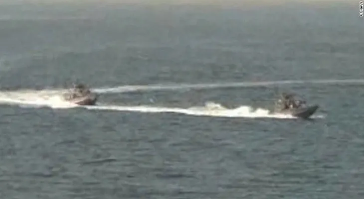 Barco de EE.UU. realiza disparos de advertencia a bote iraní en el Pérsico
