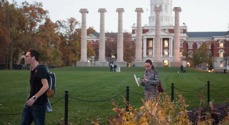Capturan a dos sospechosos de amenazas racistas en Universidad de Missouri