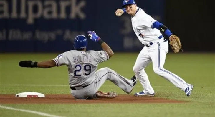Rangers: Adrián Beltré sale de primer juego contra Toronto por dolencia en espalda