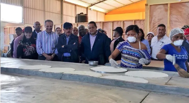 Danilo supervisa avances construcción planta de casabe y procesadora frutas en Sánchez Ramírez