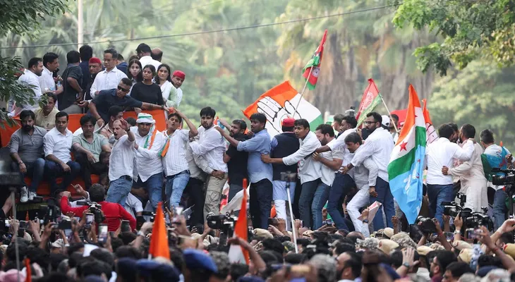Justicia de Delhi extiende dos días la custodia de dos líderes del Cockroach Janta Party por protestas electorales