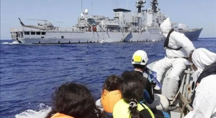 700 personas al hundirse embarcación; recuperan 25 cadáveres