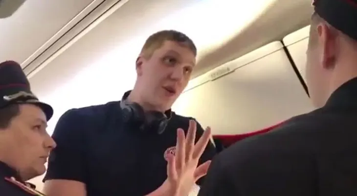 Increíble: bajaron violentamente de un avión a un deportista profesional por ser "demasiado alto"
