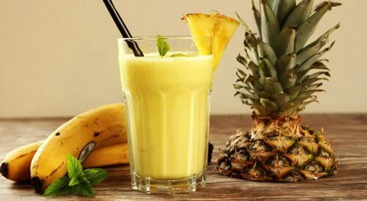 Batido tropical con piña, naranja, plátano y mandarina, para prevenir los signos de la edad