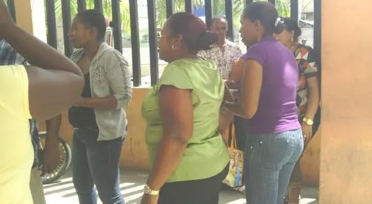 "Lío en el Hospital Juan Pablo Pina"; muerte de anciano desata ira de familiares contra médicos