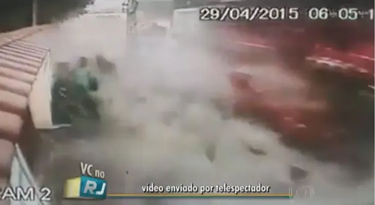 Video: la avalancha de Coca Cola que casi arrasa a un hombre
