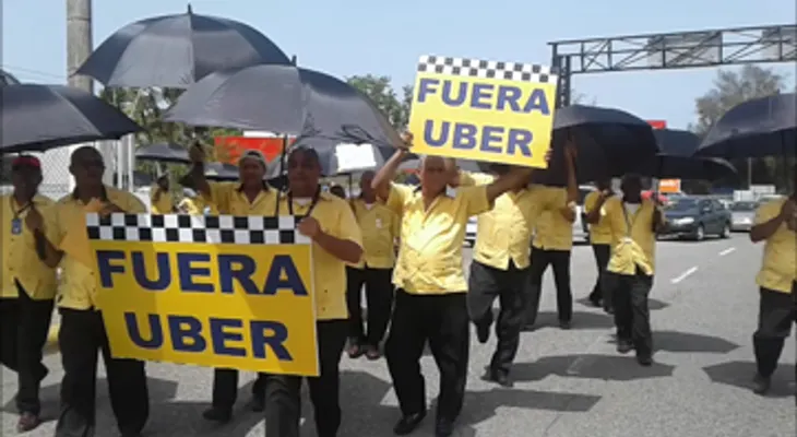 Taxistas protestan contra operaciones de Uber en zona del AILA