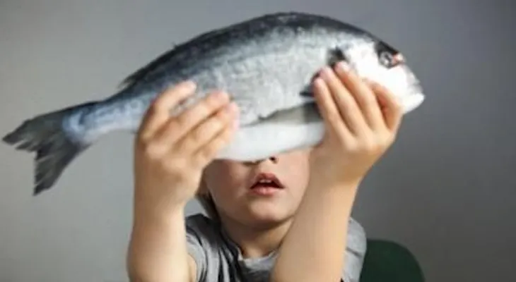 El pescado disminuye triglicéridos y presión arterial: los niños que los consumen son más inteligentes