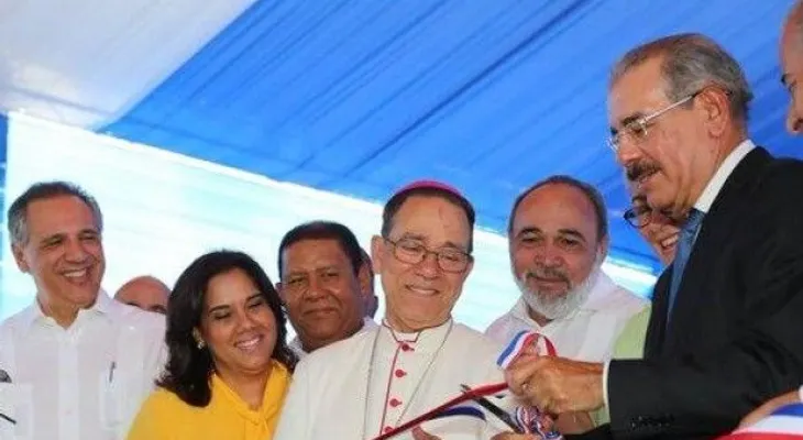 Presidente Medina inaugura hospital de Higüey