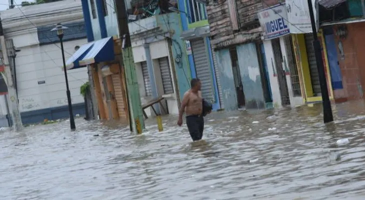 Aguaceros seguirán el fin de semana por amplia vaguada; Onamet AVISA posibles inundaciones