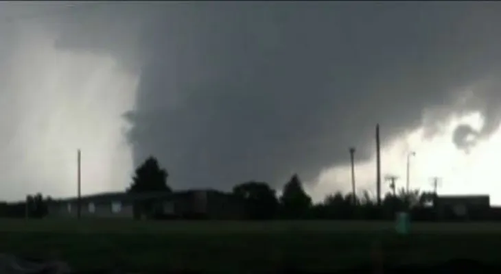 Impresionante video de un tornado cerca de una granja en Kansas