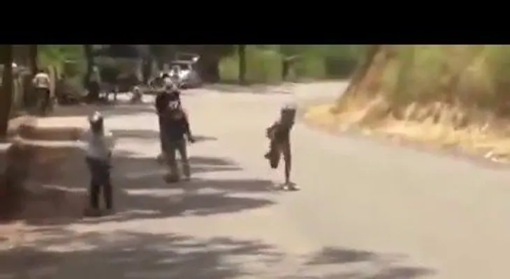 Un skater muere atropellado mientras descendía por una colina (VIDEO)