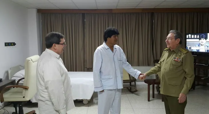 Raúl Castro visitó a Evo Morales en el hospital de La Habana donde está internado