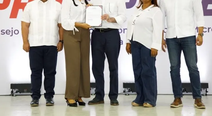 Abinader entrega RD$85 millones a 400 microempresarios en San Juan de la Maguana