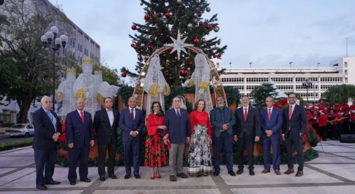 Banco Central enciende su árbol de Navidad