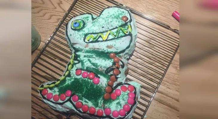 Chris Hemsworth le hizo una T-Rex de chocolate a su hija India Rose por su cumpleaños