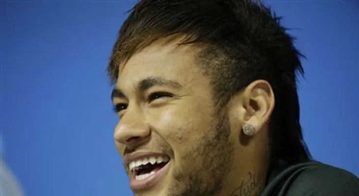 Neymar desplaza a Messi en la cima de encuesta de AP 