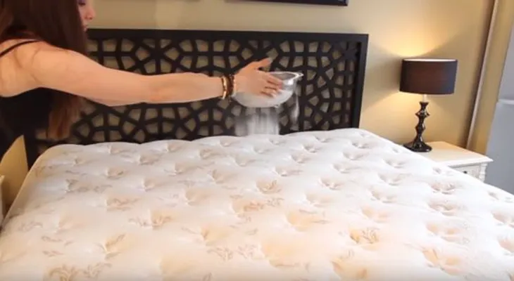 Ella echó bicarbonato en su cama, la razón de tejará sin habla (VIDEO)