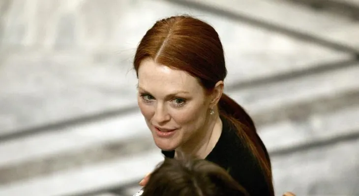 Julianne Moore se une a petición de renombrar su secundaria por racismo