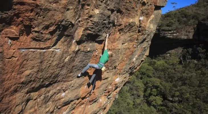 Escalador australiano es rescatado tras pasar una semana en una montaña congelada