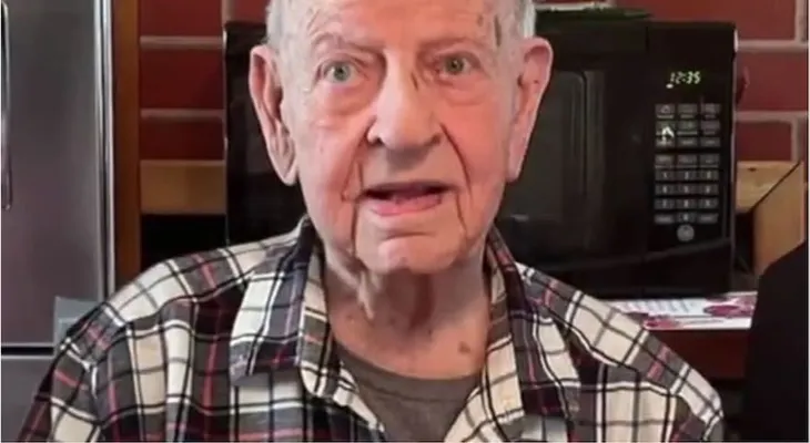  Tiene 110 años y aún al volante: Revela el secreto de su longevidad