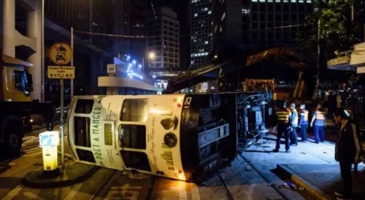 Catorce personas herida al volcar un tranvía de dos pisos en el centro de Hong Kong