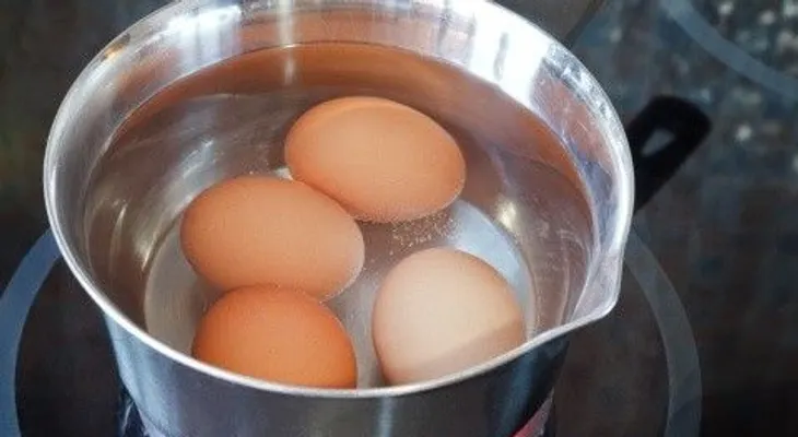 Añadir una cucharadita de bicarbonato y de vinagre para cocinar unos ricos huevos duros