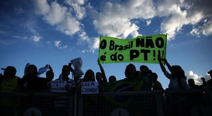 Protestan contra el nombramiento de Lula como ministro frente a la sede del Gobierno